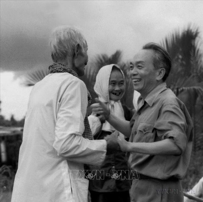 Đại tướng Võ Nguyên Giáp thăm hỏi lão du kích Bến Tre, ngày 31/5/1975. Đây là chuyến thăm miền Nam đầu tiên sau ngày giải phóng của Đại tướng. Ảnh: Nguyễn Dĩnh-TTXVN