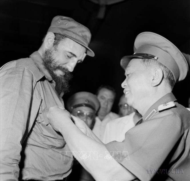 Đại tướng Võ Nguyên Giáp tặng Thủ tướng Cuba Fidel Castro huy hiệu “Chiến sĩ Điện Biên Phủ”, tối 13/9/1973, tại Hà Nội. Ảnh: TTXVN