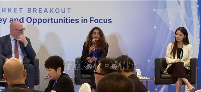 Bà Shanti Alexander (giữa), Giám đốc các chiến dịch và chương trình chính sách, APAC, Meta và bà Thao Dao, Trưởng bộ phận chiến lược và vận hành quốc gia của Google, dự hội thảo nhân diễn đàn ASEAN tại Singapore. Ảnh: Đỗ Vân - PV TTXVN tại Singapore