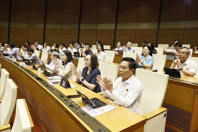 Quốc hội biểu quyết thông qua Nghị quyết của Quốc hội về công tác phòng, chống tội phạm và vi phạm pháp luật, công tác của Viện kiểm sát nhân dân, của Tòa án nhân dân và công tác thi hành án. Ảnh: Doãn Tấn - TTXVN