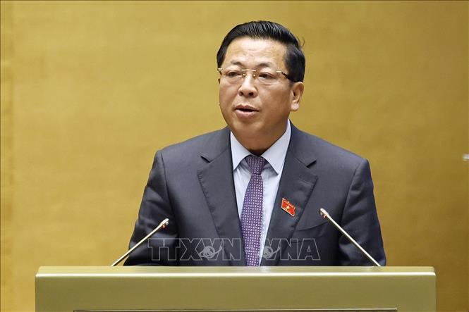 Bộ trưởng Bộ Xây dựng Trần Hồng Minh, thừa ủy quyền của Thủ tướng Chính phủ trình bày Báo cáo giải trình, tiếp thu, chỉnh lý dự thảo Nghị quyết của Quốc hội về điều chỉnh chủ trương đầu tư Dự án đầu tư xây dựng tuyến đường sắt Lào Cai - Hà Nội - Hải Phòng. Ảnh: Doãn Tấn – TTXVN