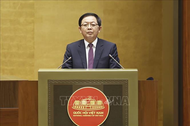 Phó Thủ tướng Hồ Quốc Dũng, thừa ủy quyền của Thủ tướng Chính phủ trình bày Báo cáo giải trình, tiếp thu, chỉnh lý dự thảo Luật sửa đổi, bổ sung một số điều của Luật Tần số vô tuyến điện, Luật Viễn thông, Luật Giao dịch điện tử và Luật Chuyển giao công nghệ. Ảnh: Doãn Tấn – TTXVN