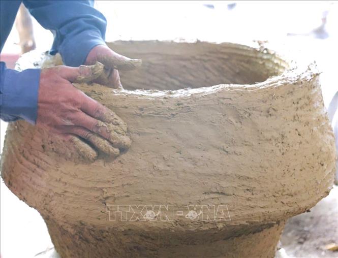 Người thợ tạo hình khuôn rất tỉ mỉ, cẩn thận. Ảnh: Đinh Hương - TTXVN