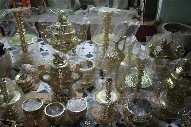 Một số sản phẩm của làng đúc đồng Chú Tượng. Ảnh: Đinh Hương - TTXVN