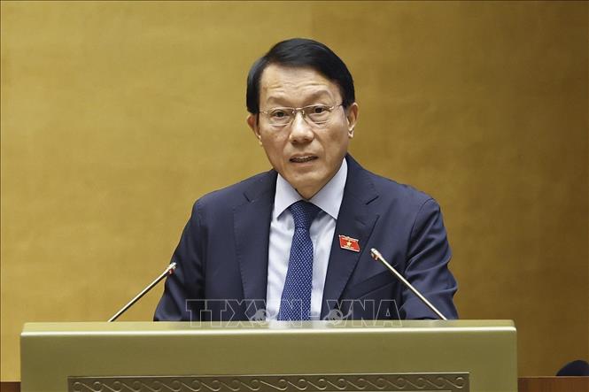Bộ trưởng Bộ Công an Lương Tam Quang, thừa ủy quyền của Thủ tướng Chính phủ trình bày Báo cáo giải trình, tiếp thu, chỉnh lý dự thảo Nghị quyết của Quốc hội về cơ chế, chính sách đặc thù để xử lý vi phạm pháp luật liên quan đến kinh tế nhà nước, kinh tế tư nhân và ứng dụng khoa học, công nghệ, đổi mới sáng tạo, chuyển đổi số. Ảnh: Doãn Tấn – TTXVN