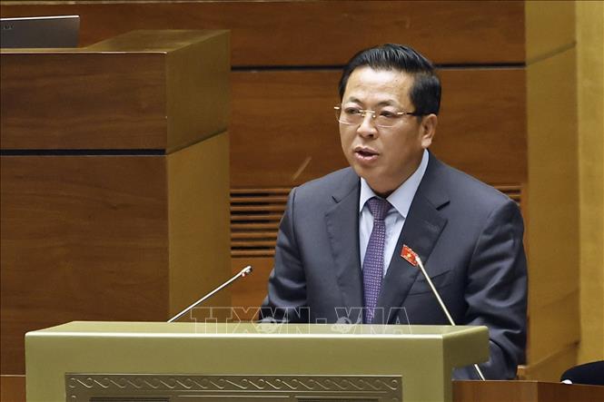 Bộ trưởng Bộ Xây dựng Trần Hồng Minh, thừa ủy quyền của Thủ tướng Chính phủ trình bày Báo cáo giải trình, tiếp thu, chỉnh lý dự thảo Nghị quyết của Quốc hội về chủ trương đầu tư Dự án đầu tư xây dựng đường Vành đai 5 - Vùng Thủ đô Hà Nội. Ảnh: Doãn Tấn – TTXVN