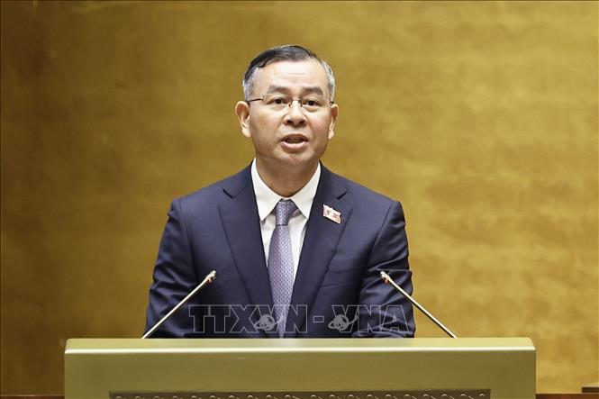 Bộ trưởng Bộ Tài chính Ngô Văn Tuấn, thừa ủy quyền của Thủ tướng Chính phủ trình bày Báo cáo giải trình, tiếp thu, chỉnh lý dự thảo Nghị quyết của Quốc hội quy định cơ chế, chính sách đặc thù để tháo gỡ khó khăn, vướng mắc trong việc thực hiện các dự án, công trình phục vụ Hội nghị cấp cao APEC 2027 tại Đặc khu Phú Quốc, tỉnh An Giang. Ảnh: Doãn Tấn – TTXVN