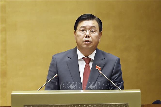 Bộ trưởng Bộ Nội vụ Nguyễn Tiến Hải, thừa ủy quyền của Thủ tướng Chính phủ trình bày Báo cáo giải trình, tiếp thu, chỉnh lý dự thảo Luật sửa đổi, bổ sung một số điều của Luật Người lao động Việt Nam đi làm việc ở nước ngoài theo hợp đồng. Ảnh: Doãn Tấn – TTXVN