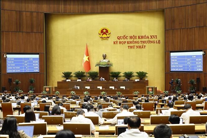 Quốc hội biểu quyết thông qua Luật sửa đổi, bổ sung một số điều của Luật Người lao động Việt Nam đi làm việc ở nước ngoài theo hợp đồng. Ảnh: Doãn Tấn – TTXVN