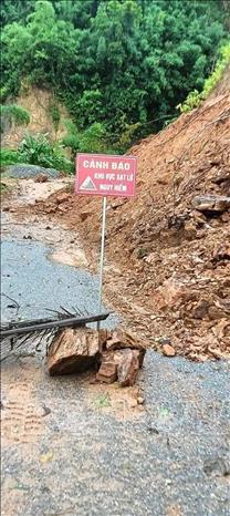 Cảnh báo nguy hiểm để người và phương tiện không lưu thông qua điểm sạt lở tại xã Na Mèo. Ảnh: TTXVN phát