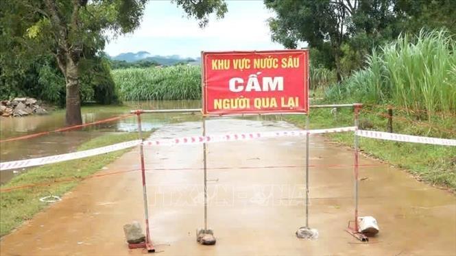 Cảnh báo nước sâu tại khu vực đập tràn. Ảnh: TTXVN phát 