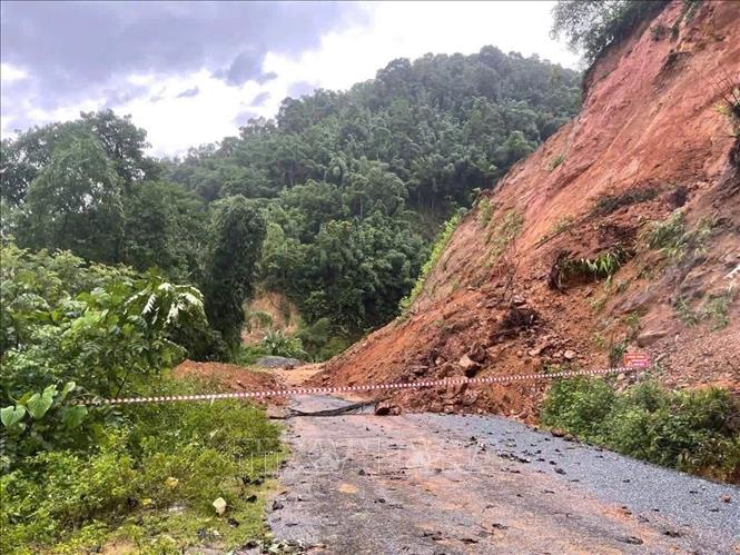 Tuyến đường liên xã Na Mèo - Sơn Thuỷ bị sạt lở ta-luy dương 2 điểm, đất đá tràn ra đường. Ảnh: TTXVN phát
