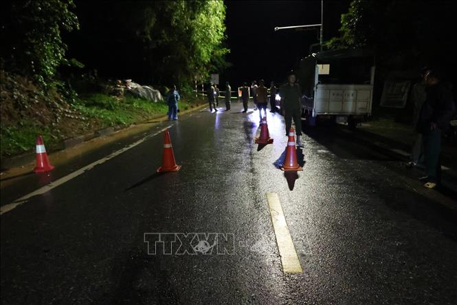 Trong ngày 24/8, khi mưa giảm và tình trạng sạt lở không diễn biến tiếp, xã Trung Hạ sẽ huy động phương tiện, lực lượng dọn dẹp đất đá để thông tuyến Quốc lộ 217 trong thời gian sớm nhất. Ảnh: TTXVN phát