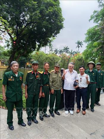 Nhà báo Mexico Pedro Estrada Vega cùng các cựu chiến binh trong chuyến thăm Việt Nam. Ảnh do Nhà báo Pedro Estrada Vega cung cấp/TTXVN phát