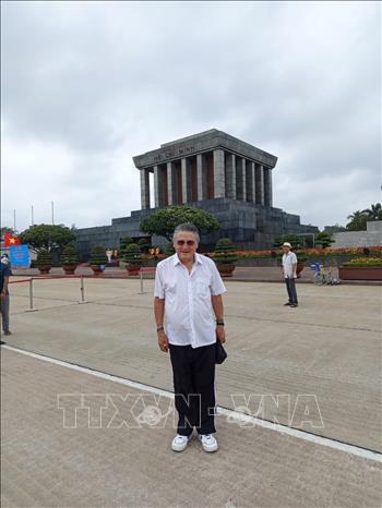 Nhà báo Mexico Pedro Estrada Vega thăm Lăng Chủ tịch Hồ Chí Minh trong chuyến thăm Việt Nam. Ảnh do Nhà báo Pedro Estrada Vega cung cấp/TTXVN phát