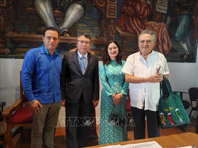 Thị trưởng thành phố Taxco de Alarcón (Mexico) Juan Andrés Vega Carranza, Đại sứ Việt Nam tại Mexico Nguyễn Văn Hải và phu nhân, cùng nhà báo Mexico Pedro Estrada Vega trong chuyến thăm làm việc tại thành phố Taxco de Alarcón, bang Guerrero (Mexico). Ảnh: Phương Lan - PV TTXVN tại Mexico 