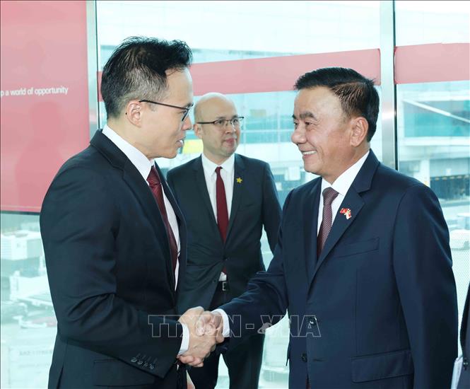 Quốc Vụ khanh Bộ Quốc phòng Singapore Desmond Choo đón đồng chí Trần Cẩm Tú, Ủy viên Bộ Chính trị, Thường trực Ban Bí thư tại sân bay quốc tế Changi. Ảnh: Phương Hoa - TTXVN