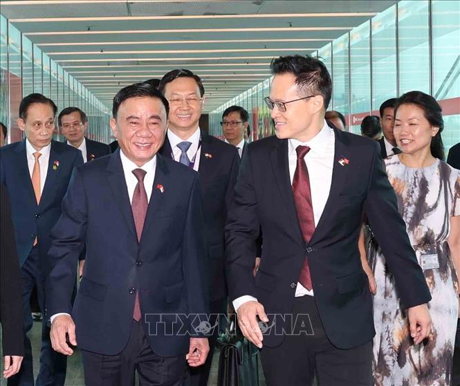 Quốc Vụ khanh Bộ Quốc phòng Singapore Desmond Choo đón đồng chí Trần Cẩm Tú, Ủy viên Bộ Chính trị, Thường trực Ban Bí thư tại sân bay quốc tế Changi. Ảnh: Phương Hoa - TTXVN