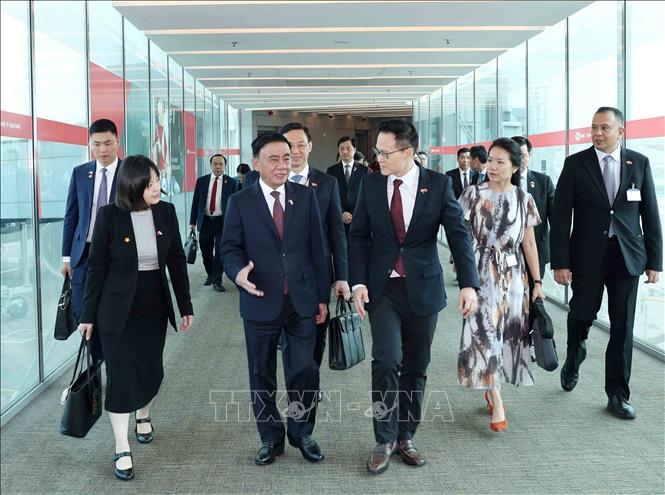 Quốc Vụ khanh Bộ Quốc phòng Singapore Desmond Choo đón đồng chí Trần Cẩm Tú, Ủy viên Bộ Chính trị, Thường trực Ban Bí thư tại sân bay quốc tế Changi. Ảnh: Phương Hoa - TTXVN
