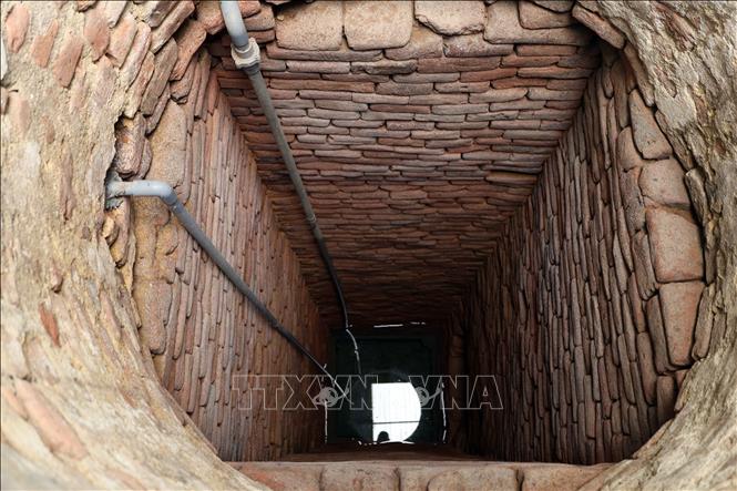 Cách thức người Chăm xưa tìm ra mạch nước ngầm ổn định ở độ sâu không lớn và kỹ thuật xây giếng vẫn là câu chuyện kỳ bí đến tận ngày nay. Ảnh: Đỗ Trưởng – TTXVN