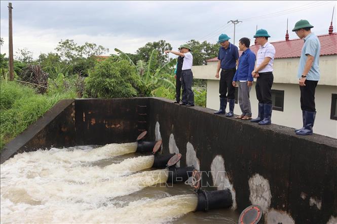Lãnh đạo UBND xã Trần Phú, thành phố Hải Phòng kiểm tra, chỉ đạo các trạm bơm phối hợp bơm tiêu úng. Ảnh: Mạnh Minh - TTXVN