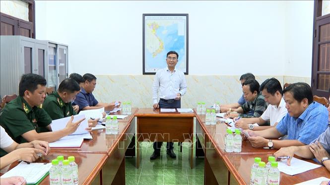 Ông Phạm Văn Mười, Trưởng đoàn công tác, trao đổi sau khảo sát tại Cảng cá Sông Đốc. Ảnh: Tuấn Kiệt – TTXVN