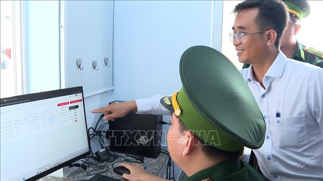 Kiểm tra số liệu xuất/nhập bến của Trạm Biên phòng Sông Đốc. Ảnh: Tuấn Kiệt – TTXVN 