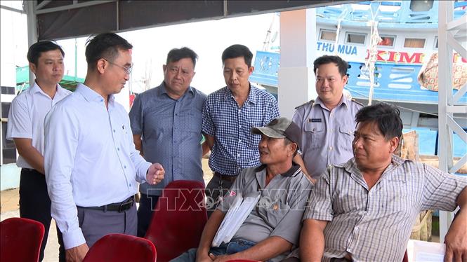 Đoàn công tác tỉnh Cà Mau gặp gỡ, trao đổi với các chủ tàu tại cảng cá Sông Đốc về thực hiện qui định chống khai thác hải sản bất hợp pháp, không báo cáo và không theo quy định (IUU). Ảnh: Tuấn Kiệt – TTXVN 