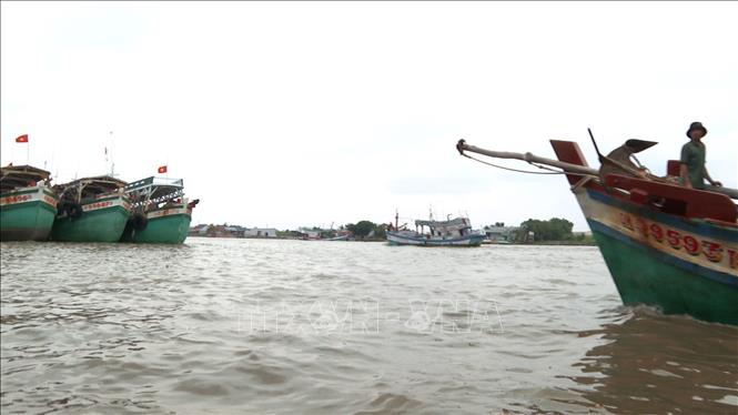 Các tàu cá neo đậu tại của biển Sông Đốc (xã Sông Đốc, tỉnh Cà Mau). Ảnh: Tuấn Kiệt – TTXVN 