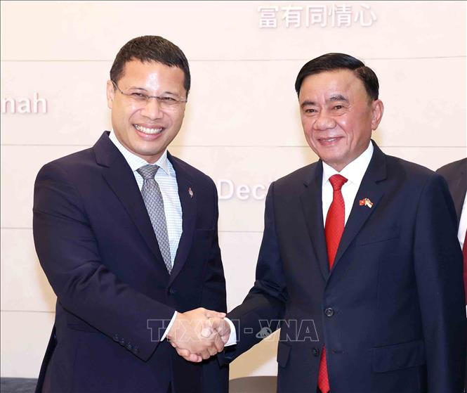Thường trực Ban Bí thư Trần Cẩm Tú hội kiến Chủ tịch Đảng Hành động Nhân dân Singapore, Bộ trưởng Giáo dục Singapore Desmond Lee. Ảnh: Phương Hoa - TTXVN