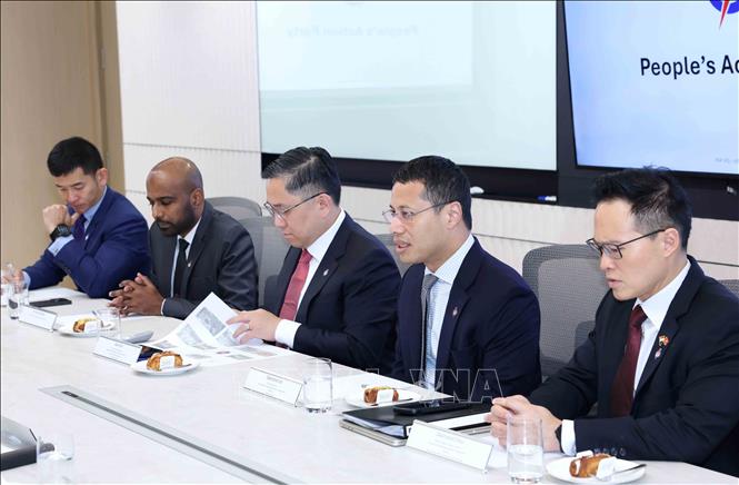 Chủ tịch Đảng Hành động Nhân dân Singapore, Bộ trưởng Bộ Giáo dục Singapore Desmond Lee phát biểu. Ảnh: Phương Hoa - TTXVN