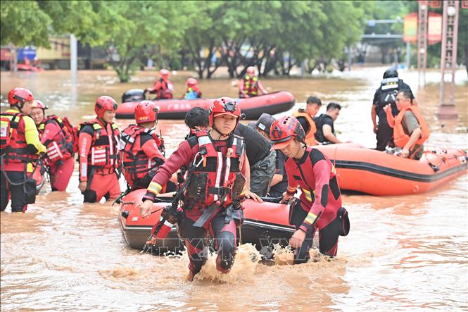 Lực lượng cứu hộ sơ tán người dân khỏi vùng ngập lụt ở Khu tự trị dân tộc Choang Quảng Tây, Trung Quốc, ngày 23/8/2026. Ảnh: THX/TTXVN phát