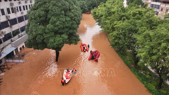 Lực lượng cứu hộ sơ tán người dân khỏi vùng ngập lụt ở Khu tự trị dân tộc Choang Quảng Tây, Trung Quốc, ngày 23/8/2026. Ảnh: THX/TTXVN phát