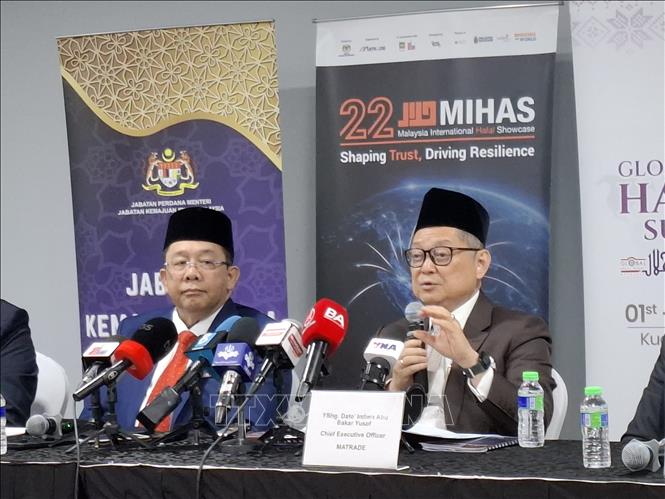 Ông Abu Bakar Yusof (bên phải), Giám đốc điều hành Cơ quan Phát triển Ngoại thương Malaysia (Matrade) và Tiến sỹ Sirajuddin bin Suhaimee (bên trái), Tổng Giám đốc Cơ quan Phát triển Hồi giáo Malaysia (JAKIM), cơ quan phụ trách cấp giấy chứng nhận Halal của Malaysia. Ảnh: TTXVN 