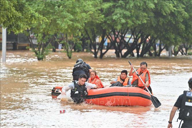 Lực lượng cứu hộ sơ tán người dân khỏi vùng ngập lụt ở Khu tự trị dân tộc Choang Quảng Tây, Trung Quốc, ngày 23/8/2026. Ảnh: THX/TTXVN phát