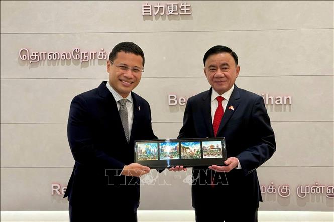 Ủy viên Bộ Chính trị, Thường trực Ban Bí thư Trần Cẩm Tú và Chủ tịch Đảng Hành động Nhân dân Singapore Desmond Lee trao tặng phẩm. Ảnh: Phương Hoa - TTXVN