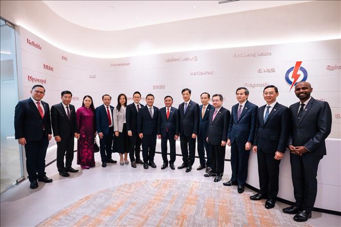 Ủy viên Bộ Chính trị, Thường trực Ban Bí thư Trần Cẩm Tú và Chủ tịch Đảng Hành động Nhân dân Singapore Desmond Lee với các đại biểu. Ảnh: Phương Hoa - TTXVN