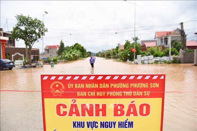 Phường Phượng Sơn, tỉnh Bắc Ninh nước dâng cao ngập nhiều tuyến đường, hàng nghìn hộ dân. Ảnh: Thái Hùng - TTXVN