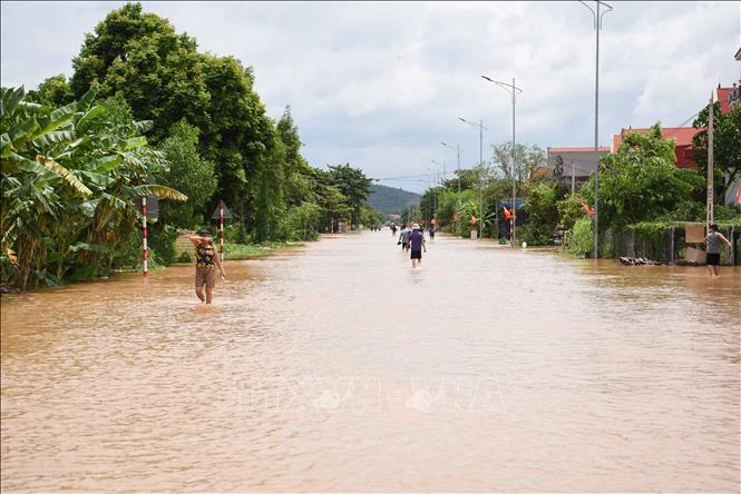 Phường Phượng Sơn, tỉnh Bắc Ninh nước dâng cao ngập nhiều tuyến đường, hàng nghìn hộ dân. Ảnh: Thái Hùng - TTXVN