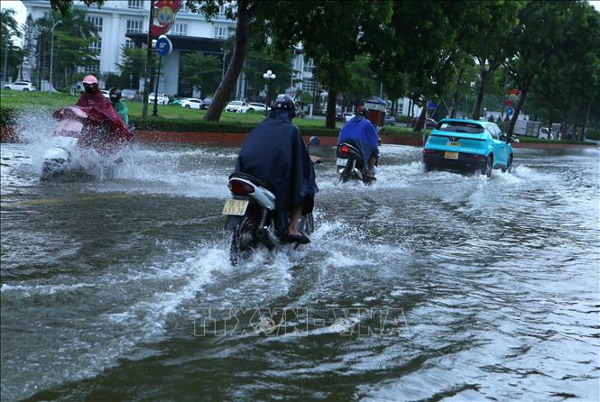 Đường Trần Hưng Đạo kéo dài bị ngập do mưa lớn. Ảnh: Công Luật - TTXVN