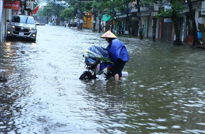 Nước ngập sâu khiến nhiều phương tiện bị chết máy giữa đường. Ảnh: Công Luật - TTXVN