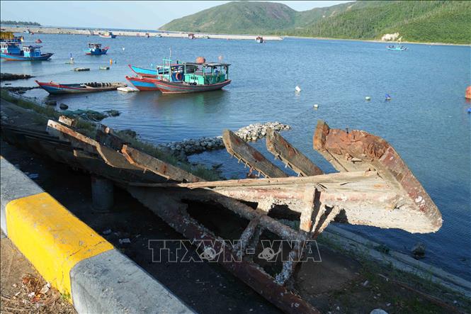 Xác tàu, thuyền cũ mục nát bị bỏ lại tại khu neo đậu tránh trú bão Cửa Khẩu - Kỳ Hà (phường Hải Ninh). Ảnh: Hữu Quyết - TTXVN