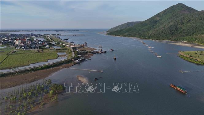 Khu neo đậu tránh trú bão Cửa Khẩu - Kỳ Hà (phường Hải Ninh) có vai trò quan trọng trong việc đảm bảo an toàn cho tàu thuyền của ngư dân phía Nam Hà Tĩnh trong mùa mưa bão. Ảnh: Hữu Quyết - TTXVN