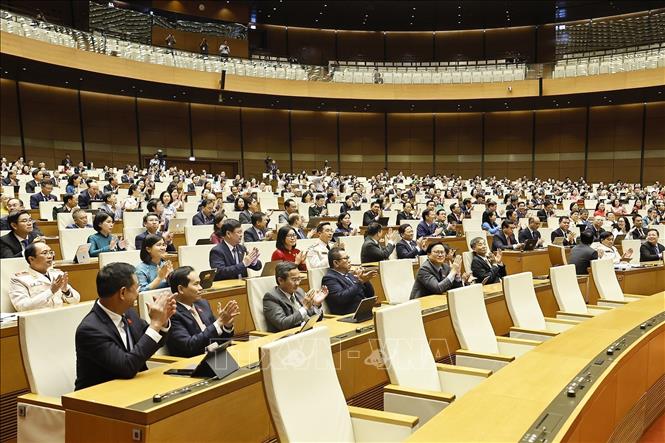 Đại biểu Quốc hội biểu quyết thông qua Nghị quyết của Quốc hội về việc thành lập thành phố Bắc Ninh. Ảnh: Doãn Tấn - TTXVN