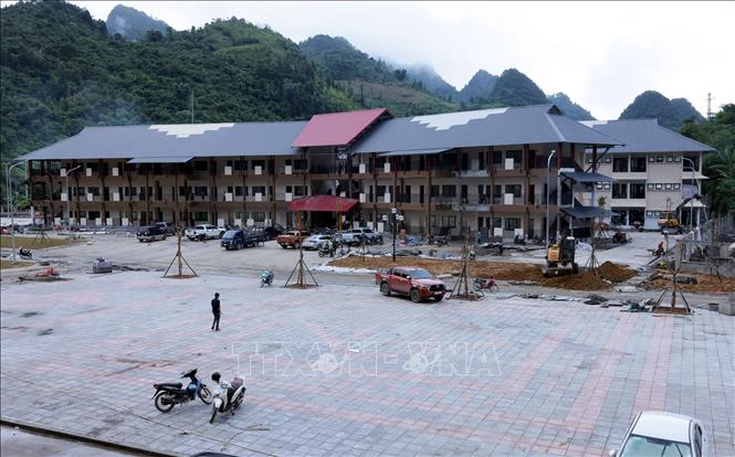 Trường phổ thông nội trú Tiểu học và THCS Mường Khương có vốn đầu tư 255 tỷ đồng, đáp ứng chỗ học cho 980 học sinh vùng biên giới chuẩn bị khánh thành và đưa vào sử dụng trong năm học mới 2026-2027. Ảnh: Trần Việt - TTXVN