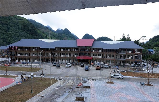 Trường phổ thông nội trú Tiểu học và THCS Mường Khương có vốn đầu tư 255 tỷ đồng, đáp ứng chỗ học cho 980 học sinh vùng biên giới chuẩn bị khánh thành và đưa vào sử dụng trong năm học mới 2026-2027. Ảnh: Trần Việt - TTXVN