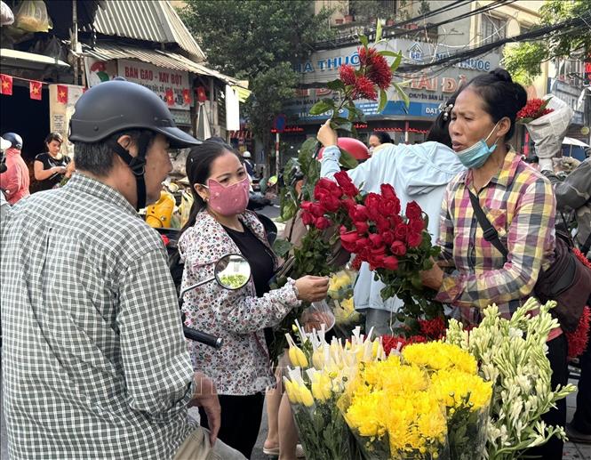 Người dân chọn mua hoa tươi phục vụ Rằm tháng Bảy. Ảnh: Quốc Lũy - TTXVN
