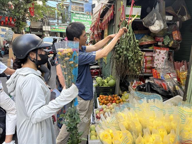 Hoa tươi và cau là những mặt hàng được người dân lựa chọn để chuẩn bị lễ Rằm tháng Bảy. Ảnh: Quốc Lũy - TTXVN
