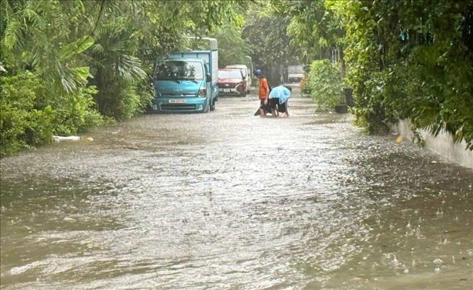 Nhiều năm nay, đường Lương Hữu Khánh thuộc phường Hạc Thành (Thanh Hóa) mưa xuống là bị ngập, người dân ở đây gặp nhiều khó khăn. Ảnh: Việt Hoàng - TTXVN