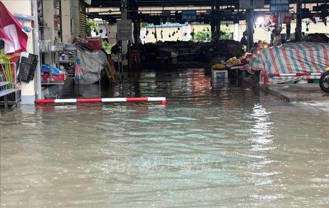 Mưa lớn kéo dài gây ngập cục bộ chợ Đông Vệ, phường Hạc Thành (Thanh Hóa). Ảnh: Việt Hoàng - TTXVN